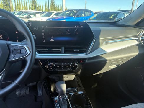 Used 2025 Chevrolet Trax LT w/ LT Convenience Package FWD image 17