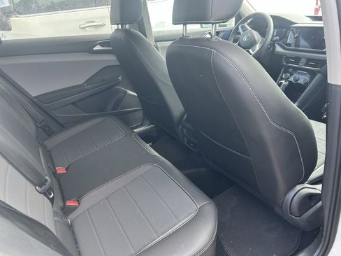 Used 2023 Volkswagen Taos SE image 4