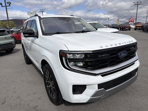 Used 2025 Ford Expedition Platinum AWD/4WD image 3