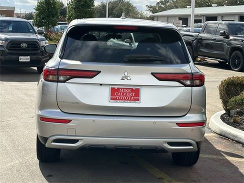 Used 2024 Mitsubishi Outlander SE image 6