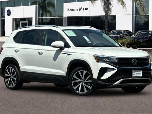 Used 2023 Volkswagen Taos SE w/ Panoramic Sunroof Package FWD image 2