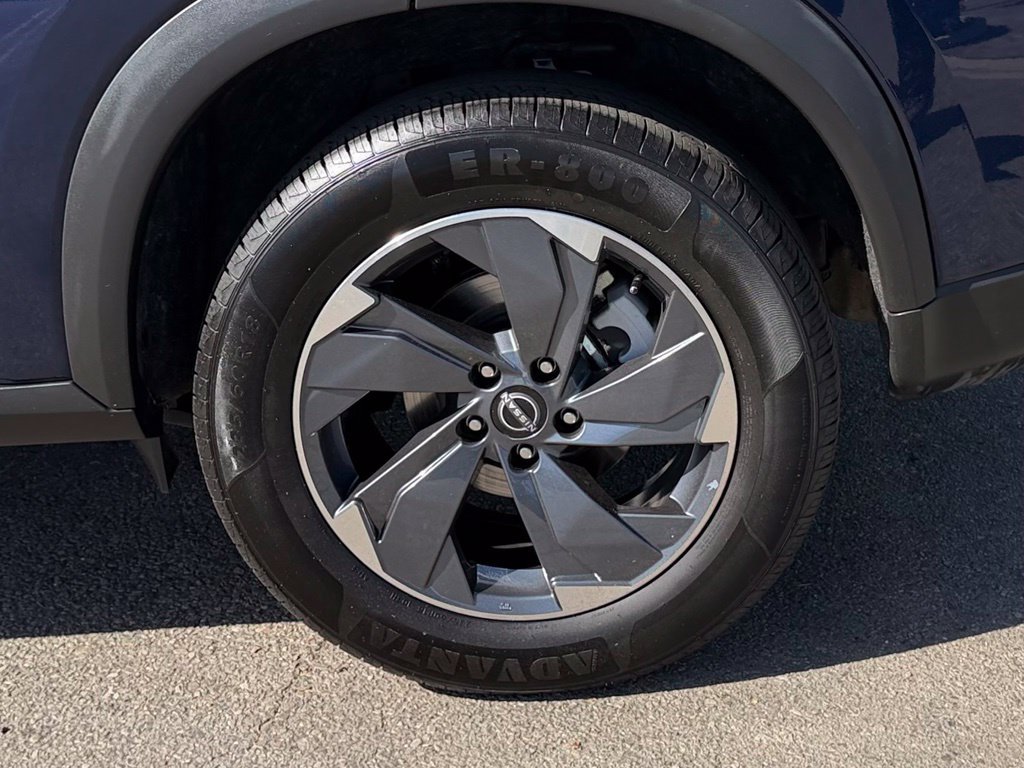 Certified 2025 Nissan Rogue SV FWD image 9
