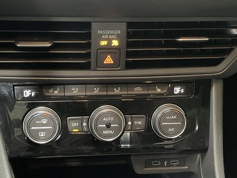 Used 2021 Volkswagen Jetta SE w/ SE Cold Weather Package image 24