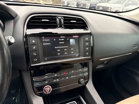 Used 2017 Jaguar F-PACE Premium image 19