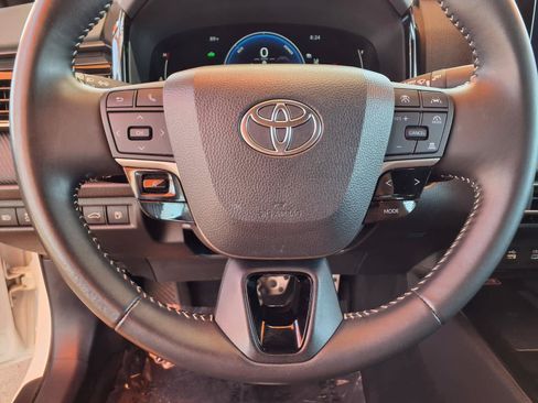 Used 2025 Toyota Camry SE FWD image 19