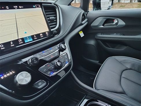 New 2026 Chrysler Pacifica Limited w/ Uconnect Theater Family Group image 28