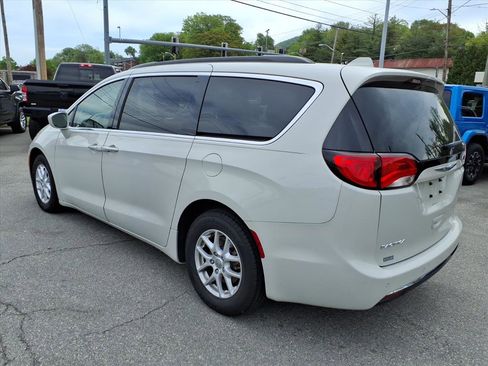 Used 2020 Chrysler Pacifica Touring FWD image 6