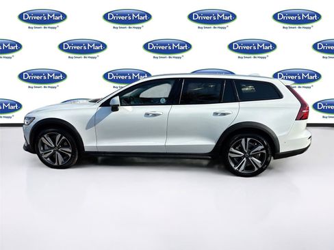 Used 2025 Volvo V60 B5 Cross Country Plus image 4
