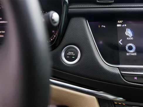 Used 2018 Cadillac XT5 Luxury w/ Driver Awareness Package image 18