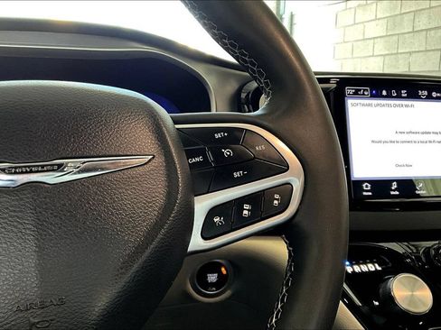 Used 2023 Chrysler Pacifica Touring-L FWD image 14