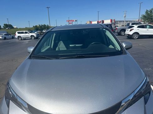 Used 2024 Toyota Sienna LE FWD image 3