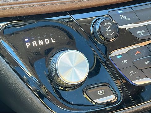 Used 2017 Chrysler Pacifica Limited w/ UConnect Theater Package image 34