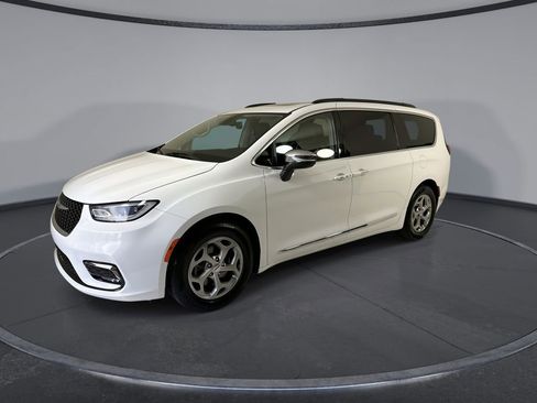 Used 2023 Chrysler Pacifica Limited FWD image 4