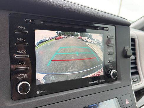 Used 2019 Toyota Sienna XLE Premium FWD image 24