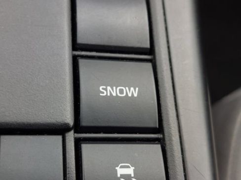 Used 2023 Toyota Highlander LE FWD image 26