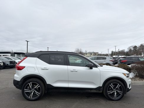 Used 2019 Volvo XC40 T5 R-Design image 4