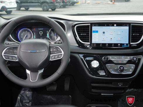 Used 2026 Chrysler Pacifica Select FWD image 2