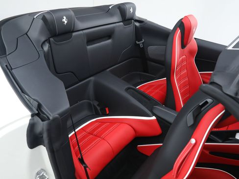 Certified 2025 Ferrari Roma Spider RWD image 23