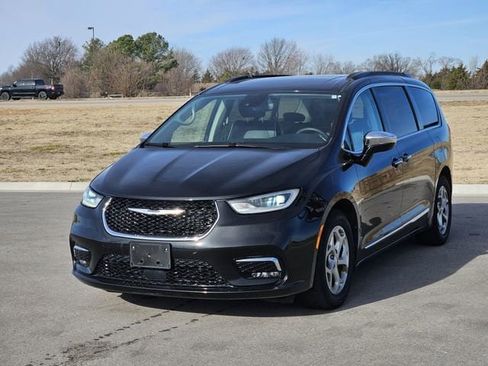 Used 2023 Chrysler Pacifica Limited image 3