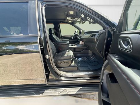 Used 2022 Chevrolet Suburban RST w/ Sport Performance Package image 31