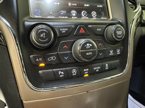 Used 2016 Jeep Grand Cherokee Laredo 75th Anniversary AWD/4WD image 23