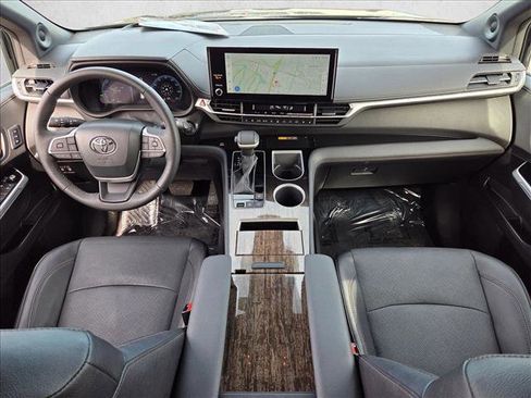 Used 2025 Toyota Sienna Platinum image 19