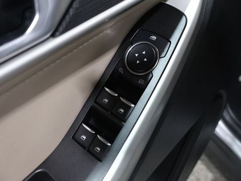 Used 2022 Ford Explorer XLT image 18