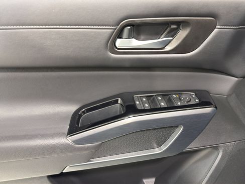 Used 2025 Nissan Pathfinder SL FWD image 11