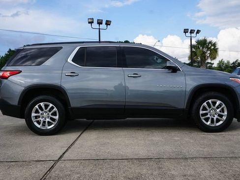 Used 2020 Chevrolet Traverse LT w/ Driver Confidence II Package AWD/4WD image 3