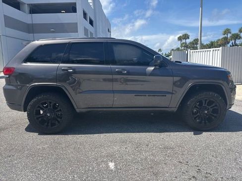 Used 2021 Jeep Grand Cherokee Laredo X AWD/4WD image 2