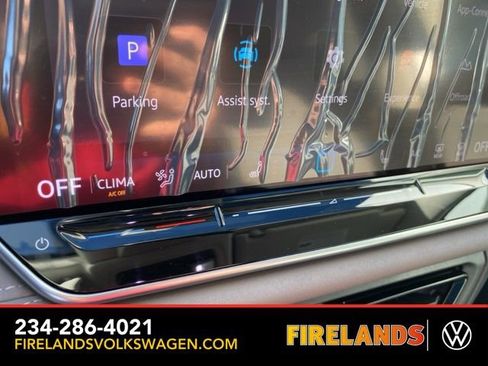 New 2025 Volkswagen Tiguan SE image 34