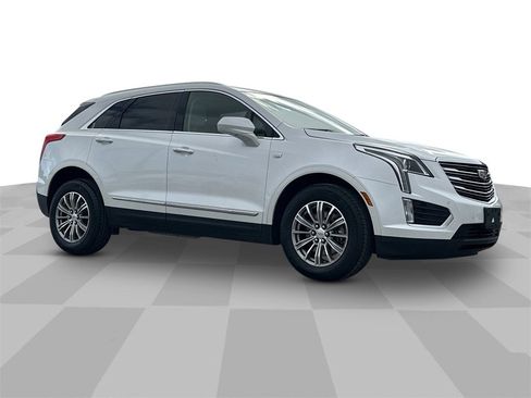 Used 2017 Cadillac XT5 Luxury w/ Driver Awareness Package image 6
