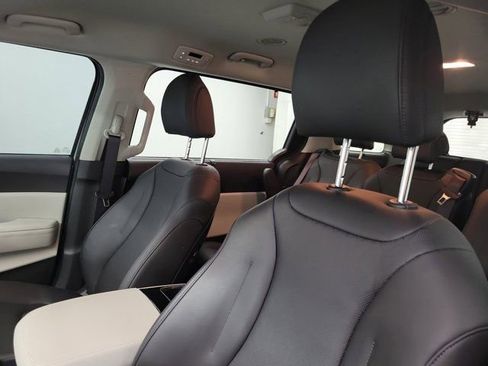 Used 2024 Kia Carnival EX FWD image 19
