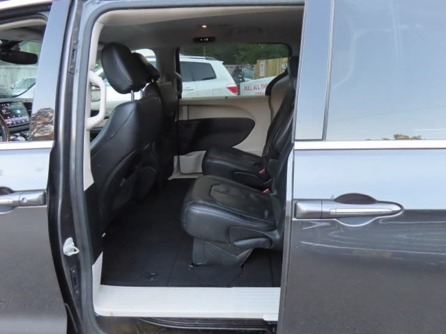 Used 2021 Chrysler Pacifica Touring-L FWD image 12