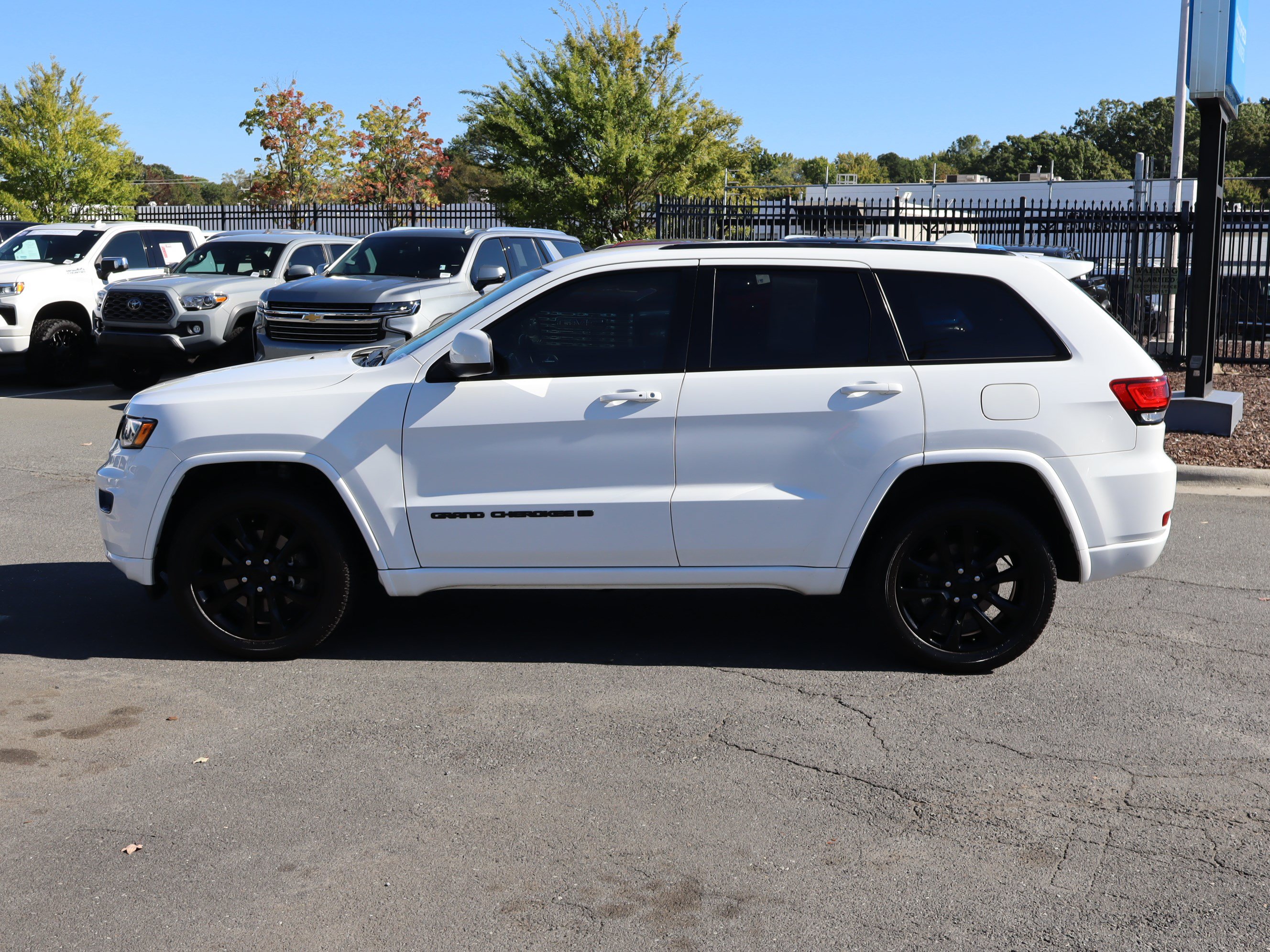 Used 2022 Jeep Grand Cherokee Laredo X AWD/4WD image 7