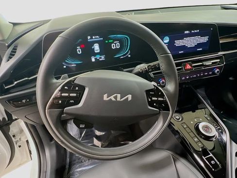 Certified 2023 Kia Niro EX image 11
