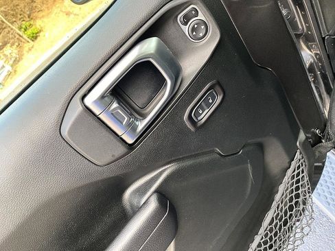 Used 2018 Jeep Wrangler Sport image 10