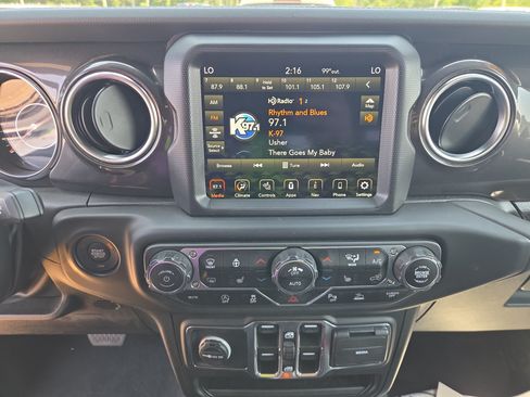 Used 2022 Jeep Wrangler Unlimited Sahara AWD/4WD image 14