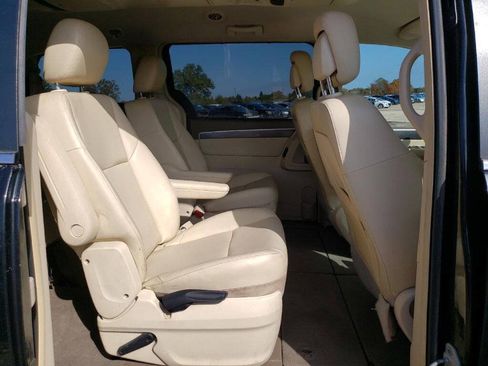 Used 2010 Volkswagen Routan SE FWD image 11