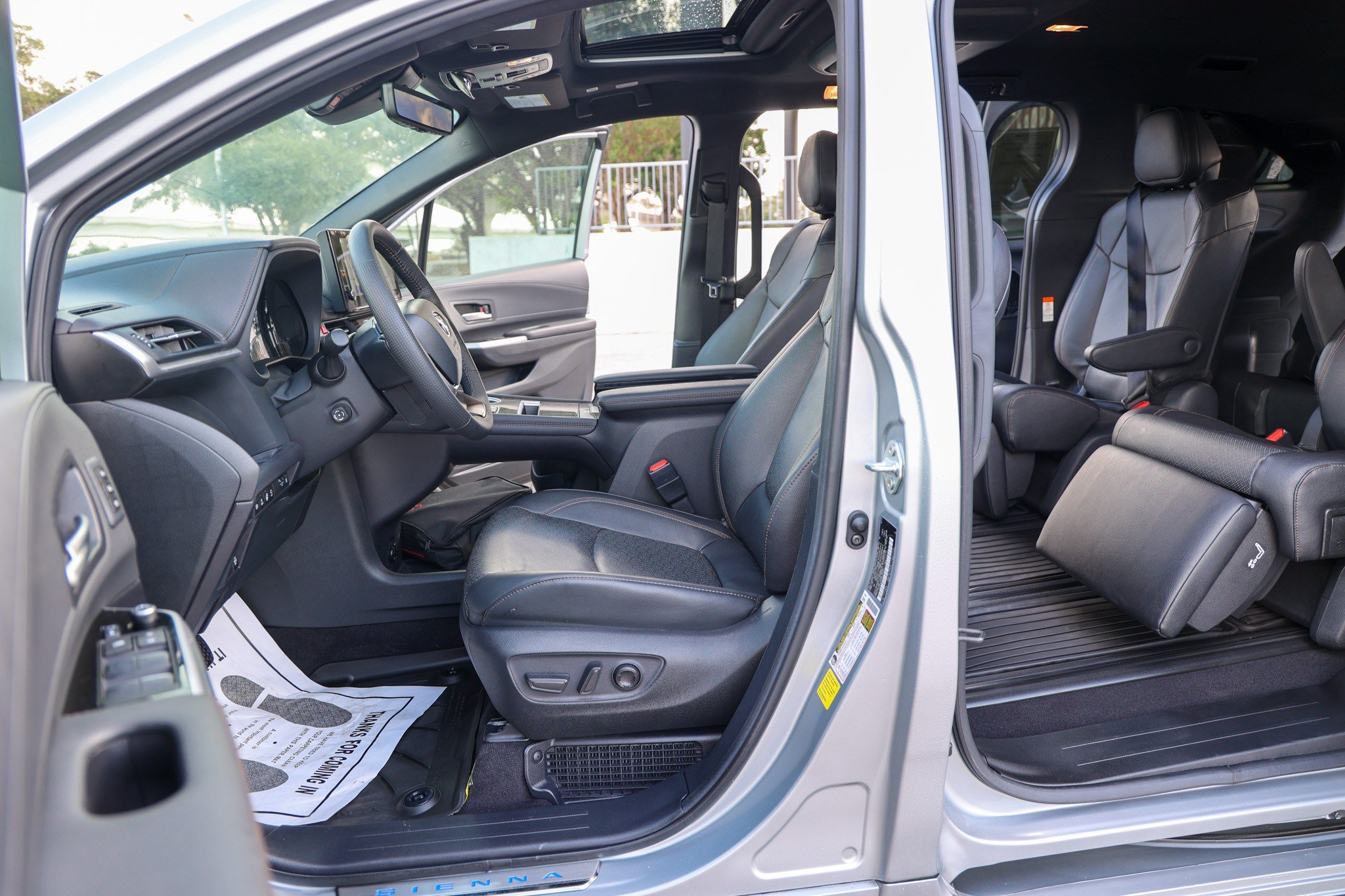 Certified 2025 Toyota Sienna Platinum FWD image 31