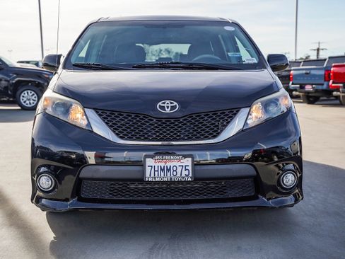 Used 2014 Toyota Sienna SE image 2