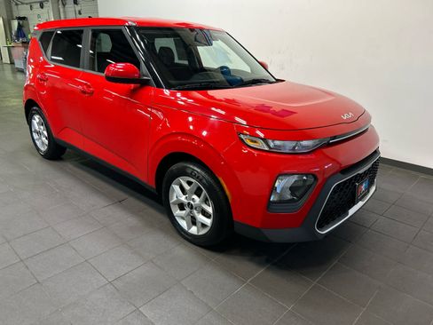 Used 2022 Kia Soul LX w/ Technology Package FWD image 2