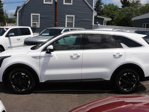 Used 2024 Kia Sorento S FWD image 2
