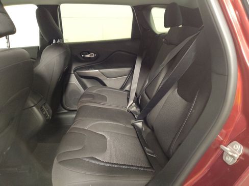 Used 2020 Jeep Cherokee Latitude w/ Cold Weather Group FWD image 18