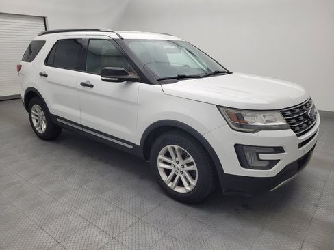 Used 2017 Ford Explorer XLT w/ Equipment Group 202A FWD image 11