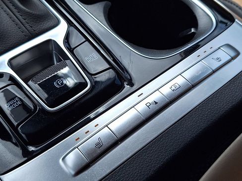 Used 2024 Kia Carnival EX FWD image 24