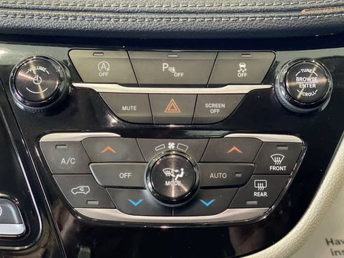 Used 2018 Chrysler Pacifica Limited FWD image 22