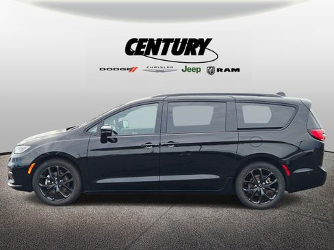 Used 2024 Chrysler Pacifica Limited w/ S Appearance Package FWD image 7