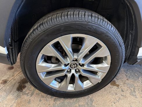 Used 2021 Toyota RAV4 XLE Premium image 13