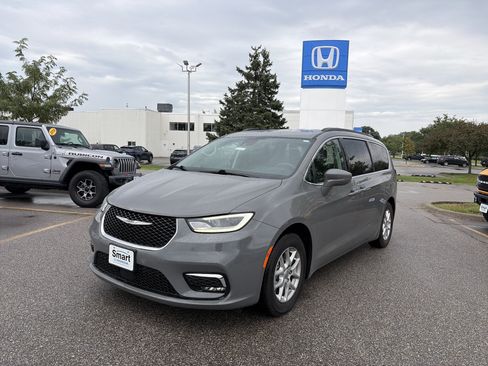Used 2022 Chrysler Pacifica Touring-L FWD image 1
